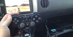 老司机将PS2安装在车载导航仪上大哥咱能专心开车吗