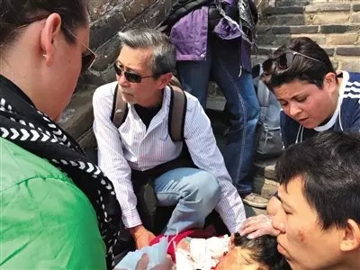 【飞来横祸】老太太游长城,竟然被一名外籍女子撞死